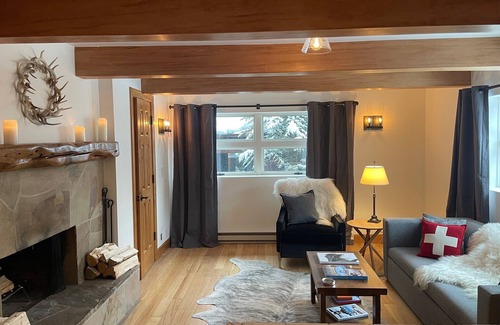 Aspen Condo | Chalet Chic 2-Bedroom + Queen Sofa Bed, 2.5 Blocks to Central Gondola