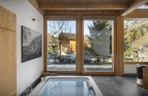 Saleinaz Ski Chalet | Chalet Cinq Moutons - Swiss mountain stay 14p, spa & nature - OVO Network