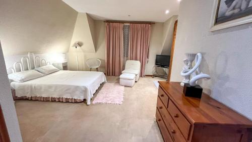 Bembrive House | Chalet con piscina y 2000 m de jardín