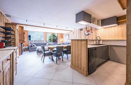 Les Bruyeres Ski Chalet | Chalet 'Delphine' with Lake View, Private Terrace and Wi-Fi