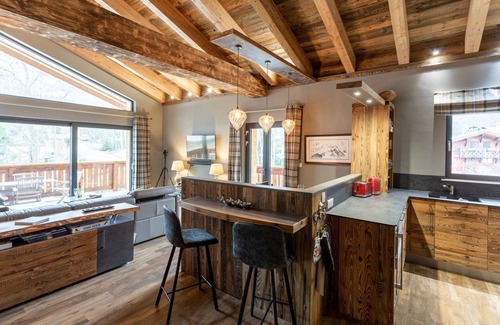 Chamonix-Mont-Blanc Apartment | Chalet des Amis appt 2 - an apartment that sleeps 6 guests in 3 bedrooms