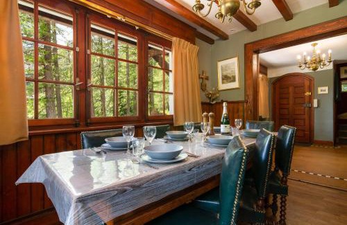 Chamonix-Mont-Blanc Ski Chalet | Chalet Ecureuil - Happy Rentals