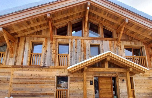La Clusaz Ski Chalet | Chalet 'Enigma' with Private Terrace, Wi-Fi and Air Conditioning