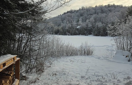 Saint-Hippolyte House | Chalet familial au bord du lac. Family getaway on the lake close to Montreal.
