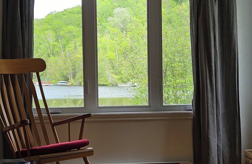 Saint-Hippolyte House | Chalet familial au bord du lac. Family getaway on the lake close to Montreal.