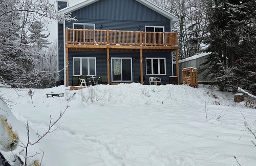 Saint-Hippolyte House | Chalet familial au bord du lac. Family getaway on the lake close to Montreal.