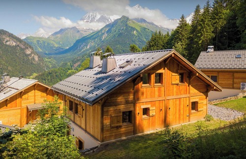 Saint-Nicolas-de-Veroce Ski Chalet | Chalet Mussol - family stay on the slopes for 14 - OVO Network
