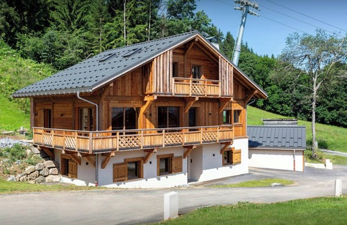 Saint-Nicolas-de-Veroce Ski Chalet | Chalet Mussol - family stay on the slopes for 14 - OVO Network