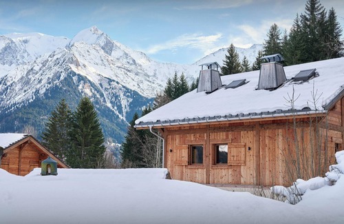 Saint-Nicolas-de-Veroce Ski Chalet | Chalet Mussol - family stay on the slopes for 14 - OVO Network