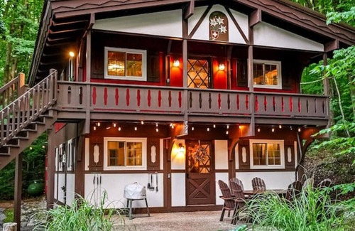 Bellaire Ski Chalet | Chalet Getaway | Hot tub | Sauna | Firepit | Pool