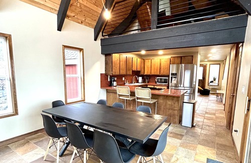 Powell Butte Ski Chalet | Chalet Home with Mountain Views