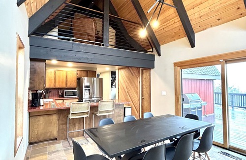 Powell Butte Ski Chalet | Chalet Home with Mountain Views