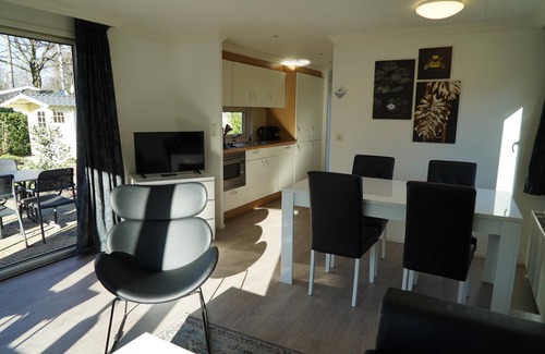 Noordoostelijk van Schaarsbergen House | Chalet in a residence near sea