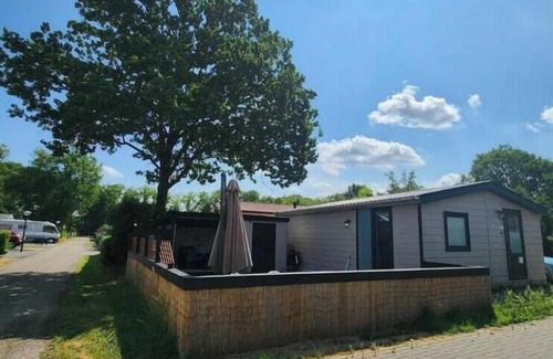 Schijndel Ski Chalet | Chalet in green area ~ Garden ~ Walk to Lake