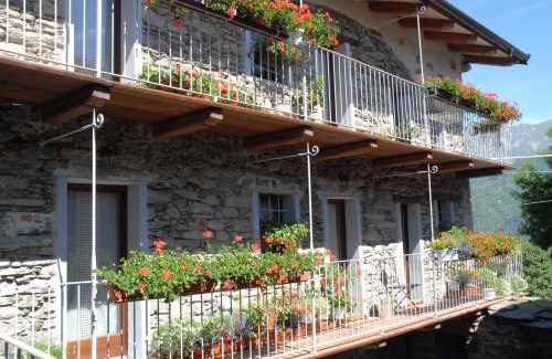 Inverso Pinasca Apartment | Chalet in pietra e legno con caminetto