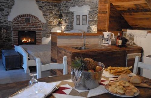Inverso Pinasca Apartment | Chalet in pietra e legno con caminetto