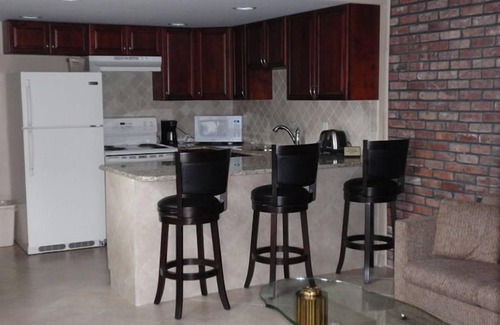 Centerport Hotel | Chalet Inn & Suites Centerport