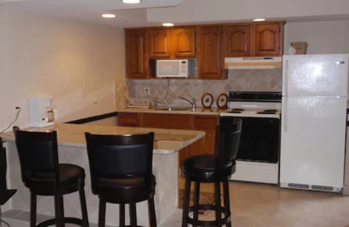 Centerport Hotel | Chalet Inn & Suites Centerport