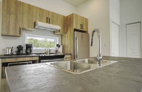 Chertsey Ski Chalet | Chalet L'Écureuil (waterfront, modern, spa, BBQ)