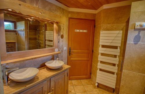 Notre-Dame-de-Bellecombe Ski Chalet | Chalet Le Wapiti, aux pieds des pistes, à 200m du village