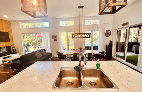 Chertsey Ski Chalet | Chalet Le Caribou au bord du Lac and Spa