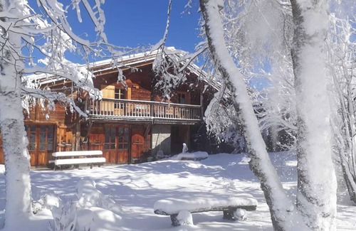 La Clusaz Ski Chalet | Chalet 'Le Vieux Madrier' with Lake View, Private Terrace and Wi-Fi