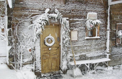 La Clusaz Ski Chalet | Chalet 'Le Vieux Madrier' with Lake View, Private Terrace and Wi-Fi