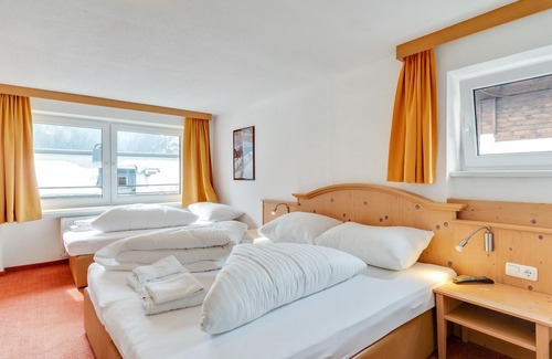 Sankt Anton am Arlberg Cottage | Chalet Martin Room 8 - Chalet Martin