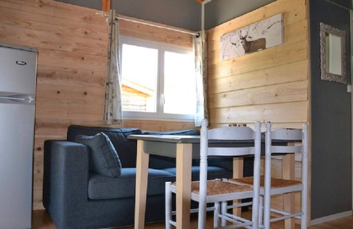 Roquefeuil Ski Chalet | Chalet 'Montana 4 Personnes' with Private Terrace and Wi-Fi