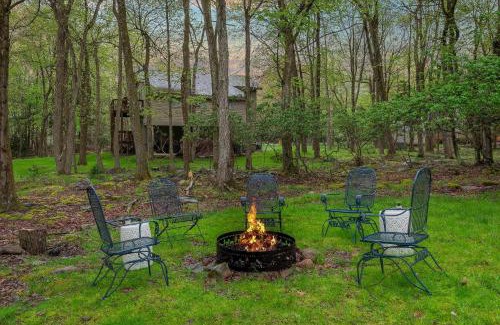Lake Harmony Estates Ski Chalet | Chalet on Chalet by AvantStay Bright Cabin w Deck Fire Pit Near Lake