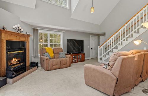 Lake Harmony Estates Ski Chalet | Chalet on Chalet by AvantStay Bright Cabin w Deck Fire Pit Near Lake