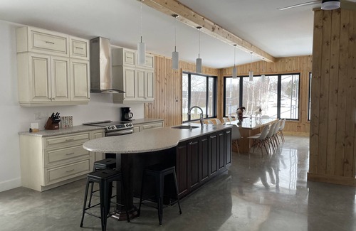 Lac-Bouchette Ski Chalet | Chalet on the edge of Lac des Commissaires