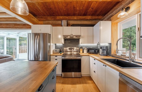 Saint-Emile-de-Suffolk Ski Chalet | Chalet Pommette | Spa | Sandy Beach | Kayaks & Rowboat | Fireplace & Firepit