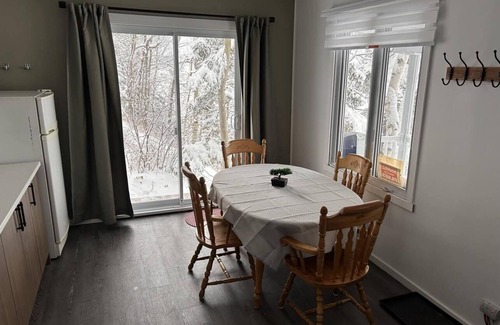 Jonquiere Ski Chalet | Chalet Rustique sur île
