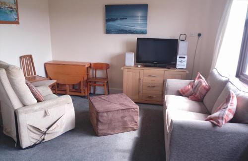 Lydd-on-Sea Ski Chalet | Chalet - Sleeps 4 - Parking - Garden