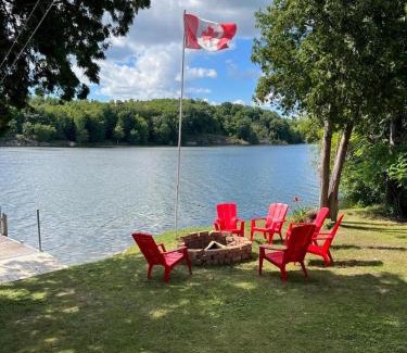 Front of Yonge Ski Chalet | Chalet sur le bord de l'eau