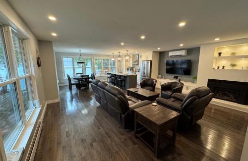 Front of Yonge Ski Chalet | Chalet sur le bord de l'eau