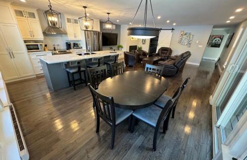 Front of Yonge Ski Chalet | Chalet sur le bord de l'eau