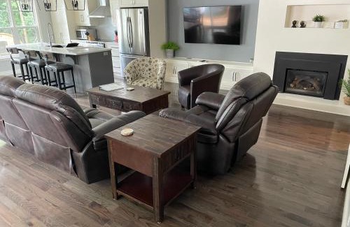 Front of Yonge Ski Chalet | Chalet sur le bord de l'eau