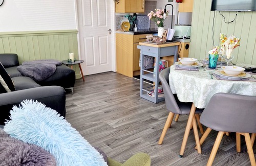 Kidwelly Ski Chalet | Chalet Ty Lilli Wen -Sleep 6- Pet friendly
