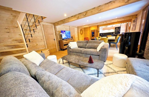 Mont-de-Lans Ski Chalet | Chalet 'Valentine' with Mountain View, Private Terrace and Wi-Fi