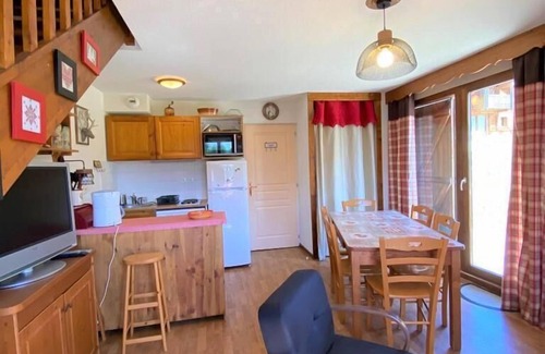 La Joue du Loup Ski Chalet | Chalet, view mountain, terrace, parking, tv, ski locker, 55m², La Joue du Loup