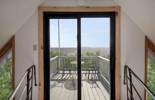 Romney House | Chalet w Hot Tub Fire Pit Deck Grill & Games