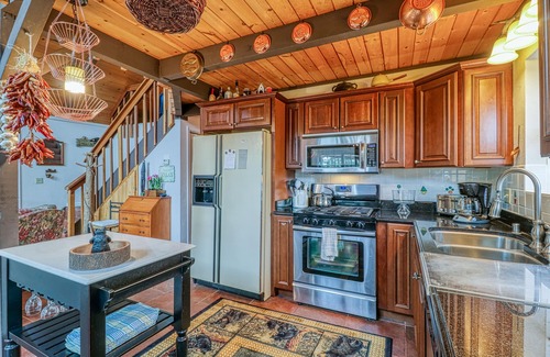 Arnold Cabin | Chalet with views, recreation facility, lake access - seasonal pool