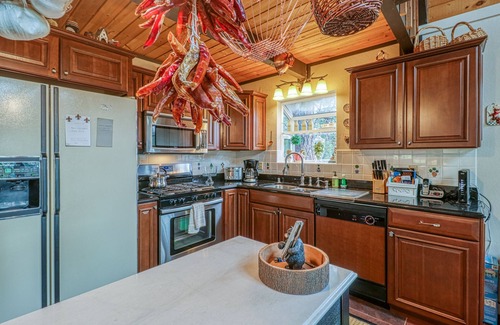Arnold Cabin | Chalet with views, recreation facility, lake access - seasonal pool