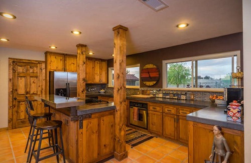 Paso Robles Ski Chalet | Chalet with Vineyard View at High Ridge Manor