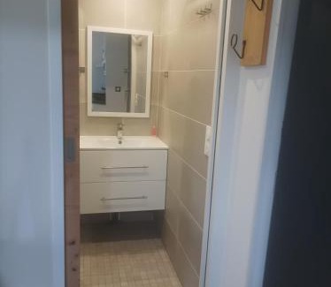 Curienne Apartment | Chambre avec cuisine, entrée et terrasse privée !