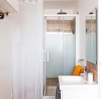 Quartier Massy-Opera I House | Chambre avec sa salle de de bain privative