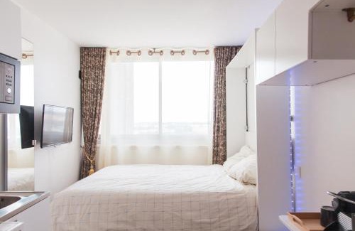 Quartier Massy-Opera I House | Chambre avec sa salle de de bain privative