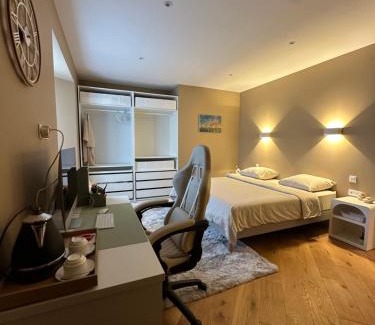 Domagne House | Chambre avec salle de bain tourelle